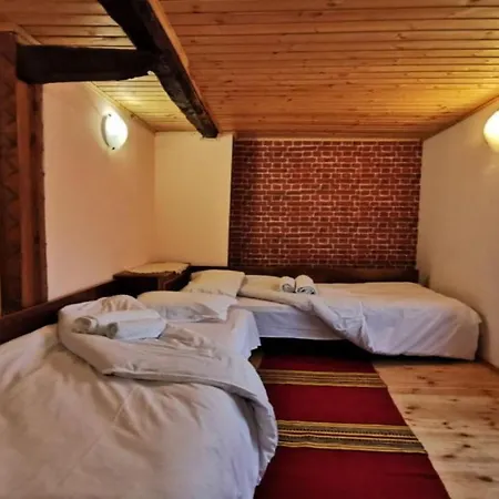 The House Gsm нула, осем девет, девет, три, осем, три, осем, осем, три