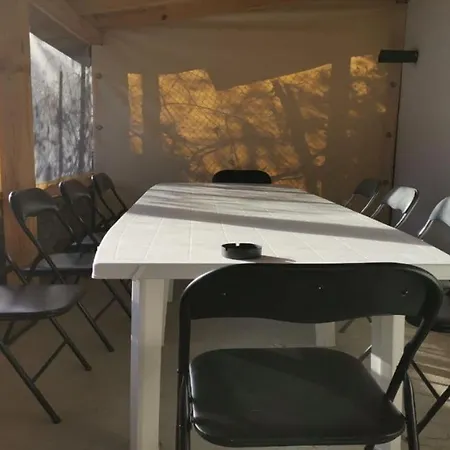 The House Gsm нула, осем девет, девет, три, осем, три, осем, осем, три בית הארחה
